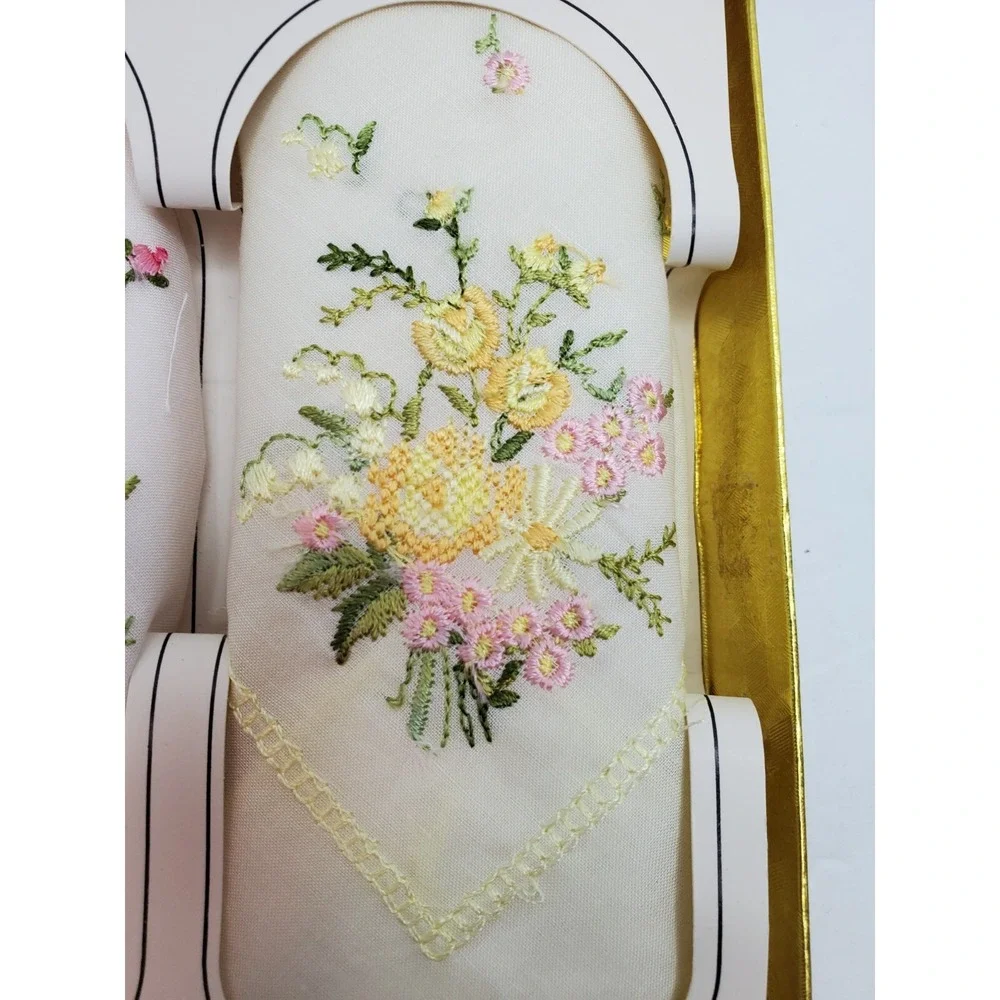 Vintage Floral Embroidered Handkerchiefs Hankies 100% Cotton‎ 3 Pk Taiwan New